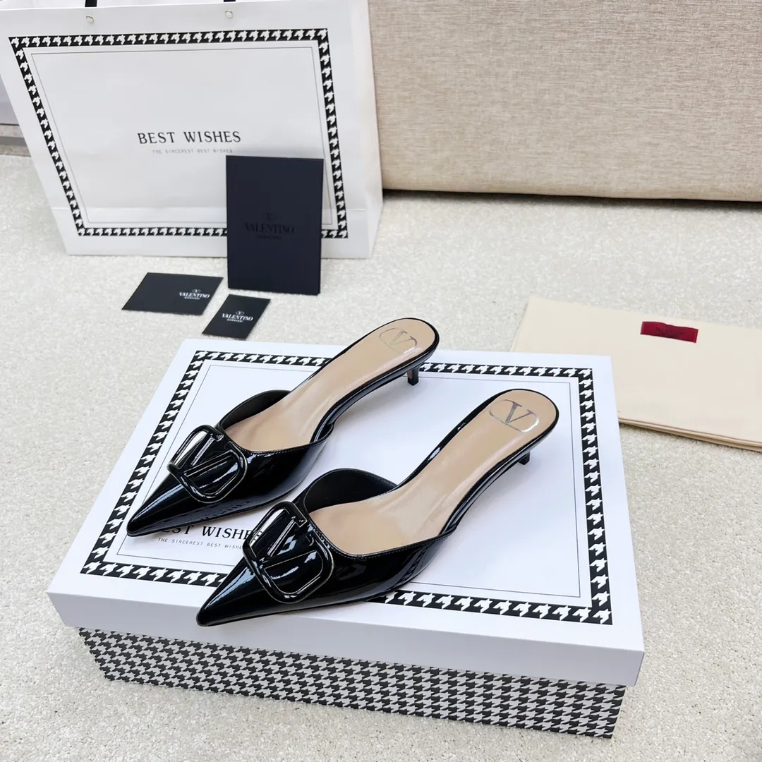 👟👟Ex-factory price 500👟👟 VALENTINO latest V Logo buckle back empty slippers 🔥🔥🔥 🕳️🕳️🕳️ Exclusive original 1-1 development, no goods without the original 〰 ɪɴѓᴏʀᴍᴀᴛɪᴏɴ 〰 Buckle: V-LoGo leather buckle Material: Imported patent leather Lining: full-grain sheepskin Outsole: Italian through-dyed cowhide Midsole: Italian original craft material Process: computer stitching, machine shaping Heel height: 4.0/8cm Made in Italy 🇮🇹 Ready-made code: 35 36 37 38 39 Ready-made custom code: 34 40 41 Delivery period 1-3 days Not retreating
